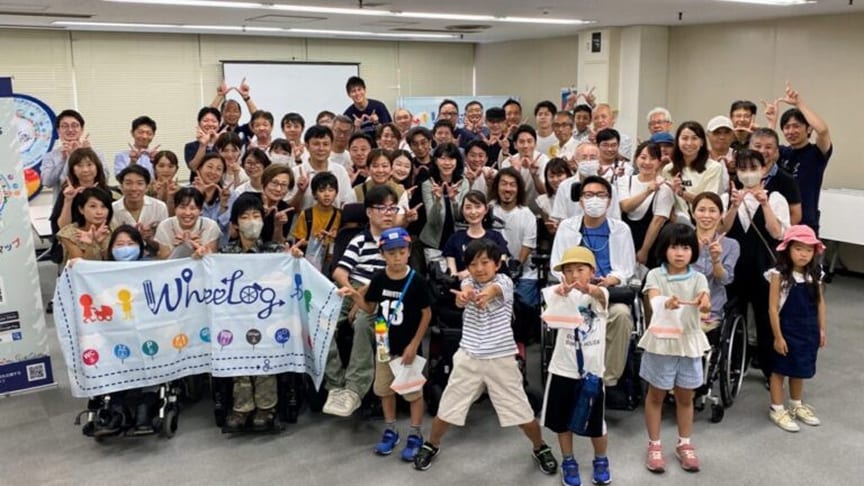 あいおいニッセイ同和損害保険株式会社の事例、車いす街歩き研修の集合写真