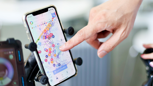 スマートフォンでWheeLog!の地図データを指し示す手