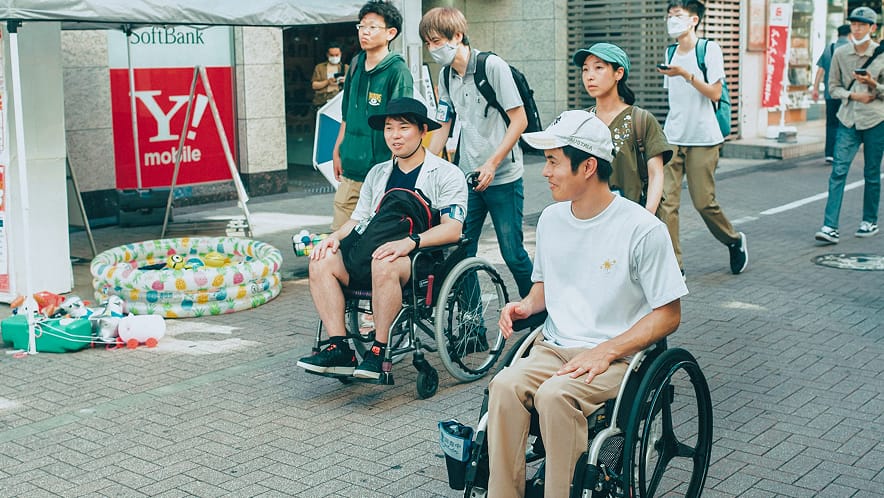 車いすユーザーを含むグループが街中を散策する車いす体験の様子
