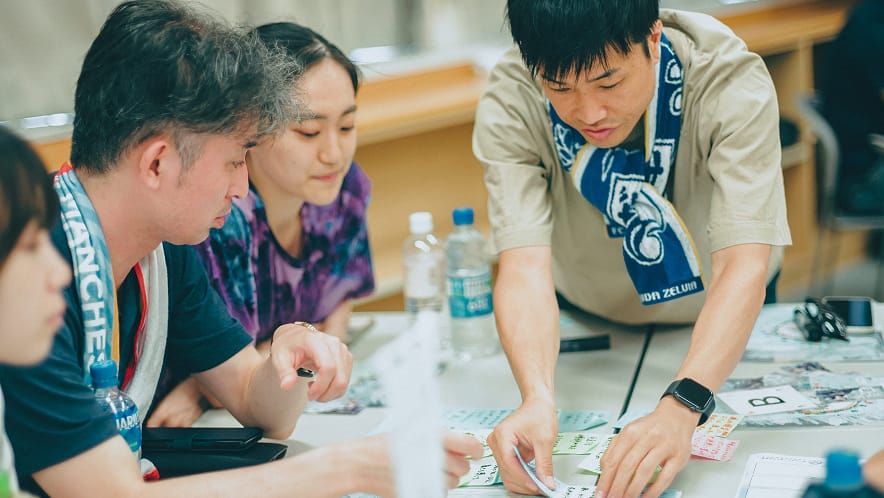 テーブルを囲んで街歩きの振り返りを話し合う参加者